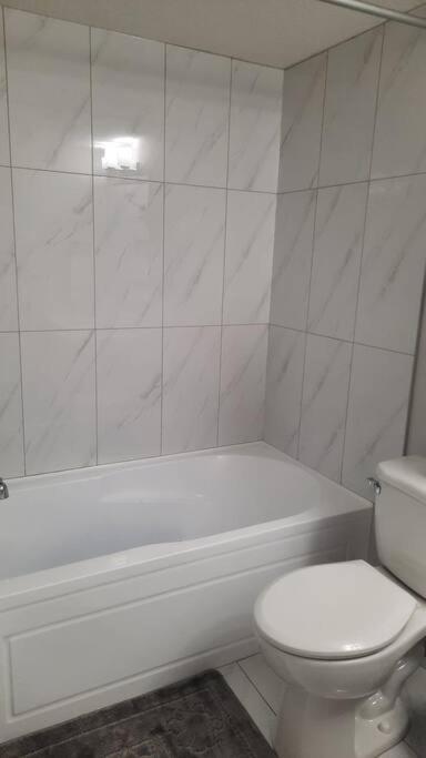 Carsonway Basement Suite Edmonton Eksteriør bilde